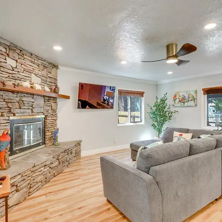 Pet-Friendly Sugarloaf Cabin With Patio!